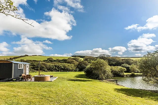 Reddivallen Lakeside Hut