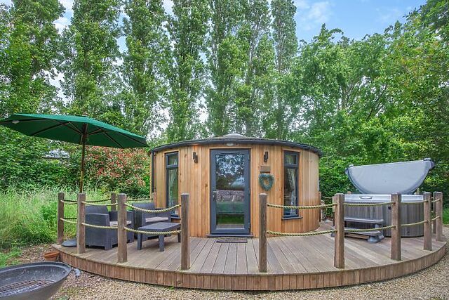 Oak Tree Round-House