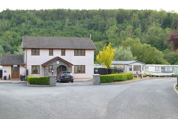 Granary Cottage - Aberdwylan Holiday Park, Carmarthenshire