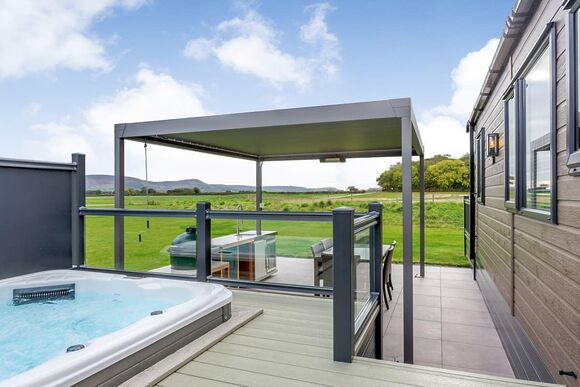 Optimum 8 Outdoor Living (Pet) - Angrove Country Park, Great Ayton, Yorkshire Moors and Coast