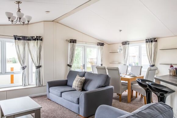 Indulgent 8 Berth Lodge - Appletree Holiday Park, Hubbert’s Bridge, near Boston