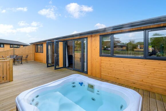 Chestnut VIP - Ashlea Pools Lodges, Hopton Heath, Craven Arms