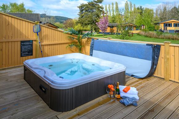 Chestnut VIP - Ashlea Pools Lodges, Hopton Heath, Craven Arms