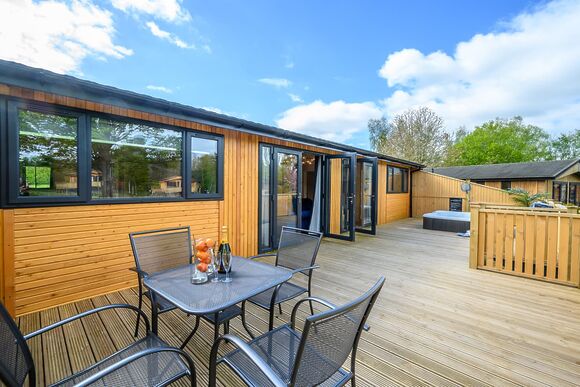 Chestnut VIP - Ashlea Pools Lodges, Hopton Heath, Craven Arms