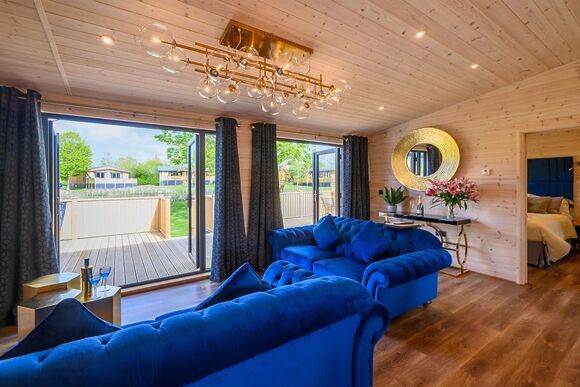 Chestnut VIP - Ashlea Pools Lodges, Hopton Heath, Craven Arms