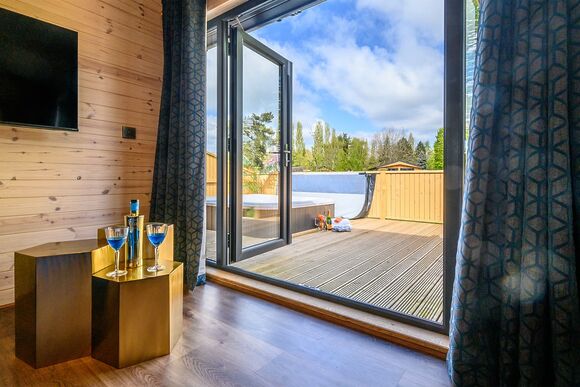 Chestnut VIP - Ashlea Pools Lodges, Hopton Heath, Craven Arms