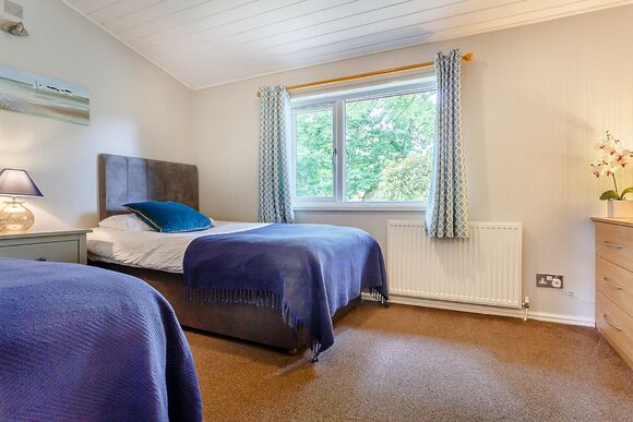 Kingham Lodge Plus 3 - Bluewood Lodges, Cotswolds