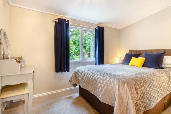 Blenheim Lodge 22 - Bluewood Lodges, Cotswolds