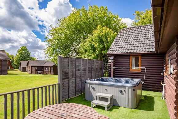 3 Bedroom Bungalow with Hot Tub (Pet Friendly) - Bodmin Holiday Park, Bodmin