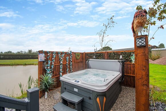 Pool View Pod 1 - Coole Acres Fishery & Leisure Park, Newhall, Nr. Nantwich