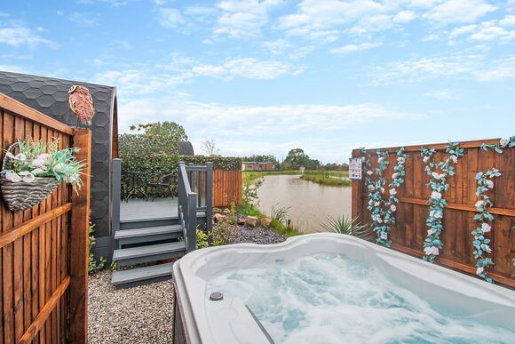 Pool View Pod 1 - Coole Acres Fishery & Leisure Park, Newhall, Nr. Nantwich