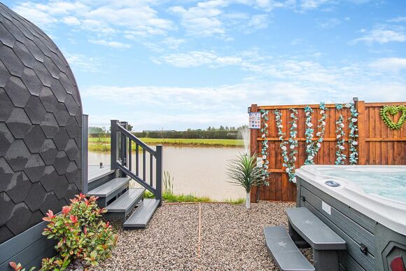 Pool View Pod 2 - Coole Acres Fishery & Leisure Park, Newhall, Nr. Nantwich