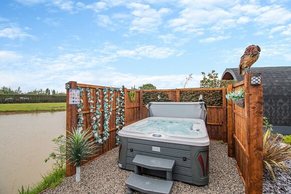 Pool View Pod 2 - Coole Acres Fishery & Leisure Park, Newhall, Nr. Nantwich