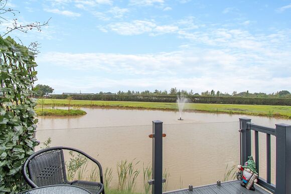 Pool View Pod 2 - Coole Acres Fishery & Leisure Park, Newhall, Nr. Nantwich