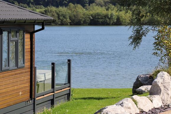 Signature Lodge 10 Hot Tub - Delamere Lake Sailing and Holiday Park, Delamere Forest