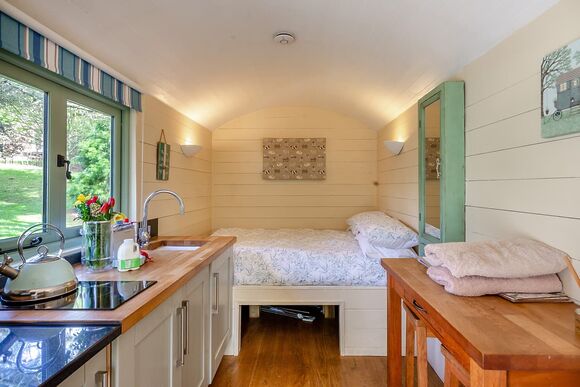 Jasmine Shepherd Hut - The Emerald, Carnon Downs