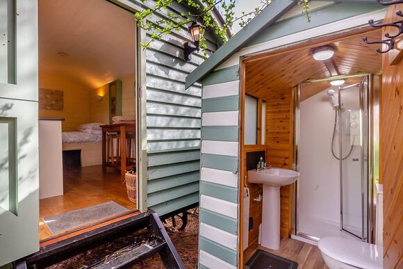 Jasmine Shepherd Hut - The Emerald, Carnon Downs