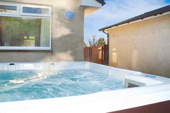 3 Bed Hot Tub Cottage (Pet) - Drimsynie Holiday Village, Lochgoilhead, on the Drimsynie Estate, Argyll