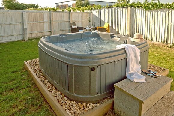 6 Berth Luxury Cottage with Hot Tub - The Bay Colwell, Freshwater, Colwell Bay