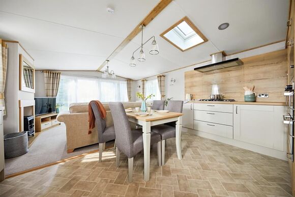 Platinum 2 Caravan (sleeps 6) with decking (Pet) - Malvern View Country and Leisure Park, Worcester