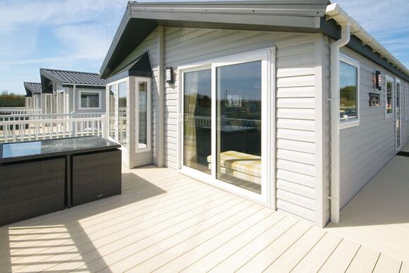 Platinum 2 Lodge (sleeps 4) with decking (Pet) - Marlie Holiday Park, New Romney