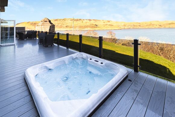 Waterfront Hampton Hot Tub Lodge - Oban Holiday Park, Oban