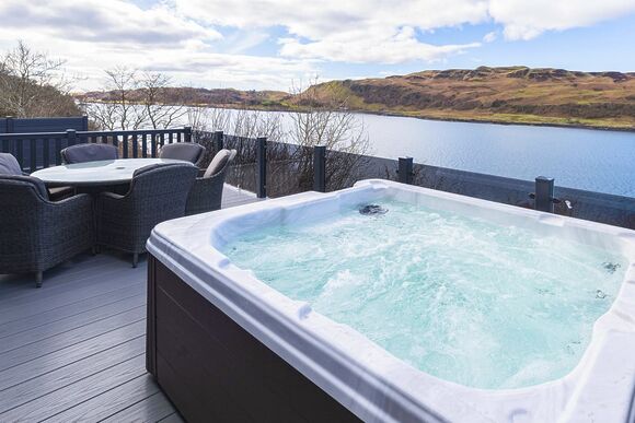 Waterfront Aurora Hot Tub Lodge - Oban Holiday Park, Oban