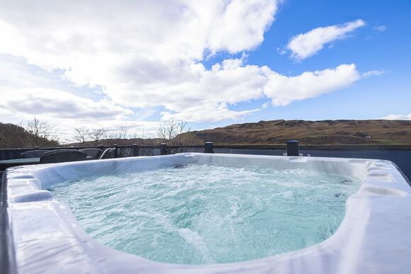 Waterfront Aurora Hot Tub Lodge - Oban Holiday Park, Oban