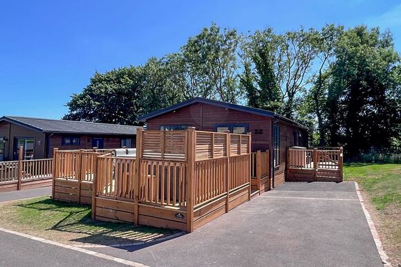 Comfort Plus Lodge 6 Hot Tub - Devon Hills Holiday Park, Paignton