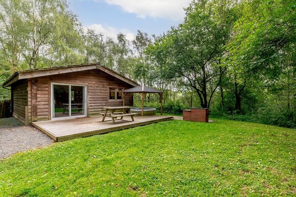 Squirrel Log Cabin 4 (Pet) - Quarry Walk Lodges, Freehay, Cheadle