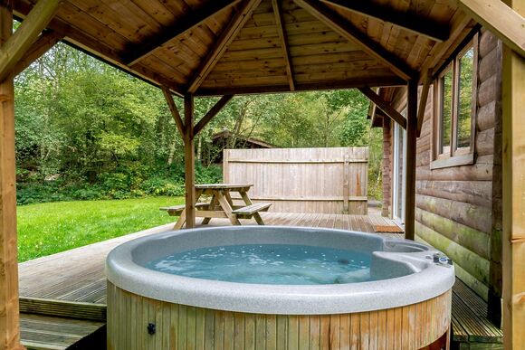 Squirrel Log Cabin 4 (Pet) - Quarry Walk Lodges, Freehay, Cheadle