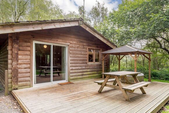 Squirrel Log Cabin 4 (Pet) - Quarry Walk Lodges, Freehay, Cheadle