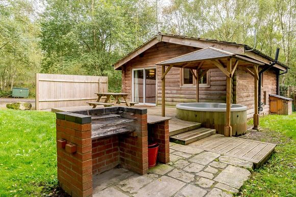 Squirrel Log Cabin 4 (Pet) - Quarry Walk Lodges, Freehay, Cheadle