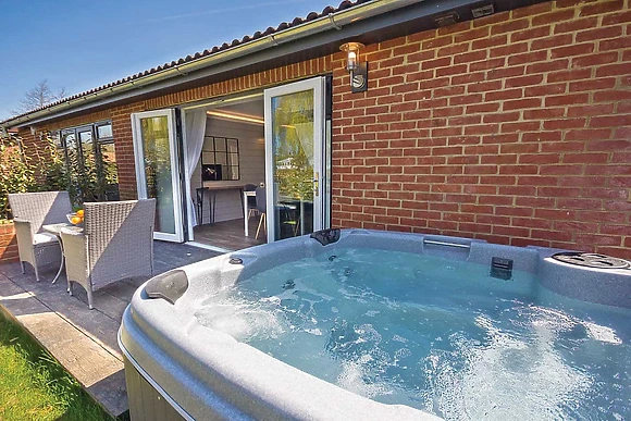 Exclusive Island Cottage Lakeside 4 Berth with Hot Tub PF 