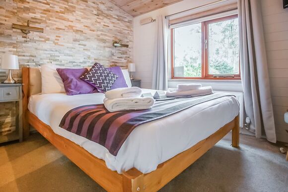 6 Berth Luxury Wooden Lodge 3 bed with Hot Tub Pet Free - Sandy Balls Holiday Village, Godshill, Fordingbridge