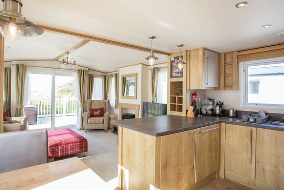 Indulgent 8 Berth Lodge with Hot Tub - Sandy Balls Holiday Village, Godshill, Fordingbridge