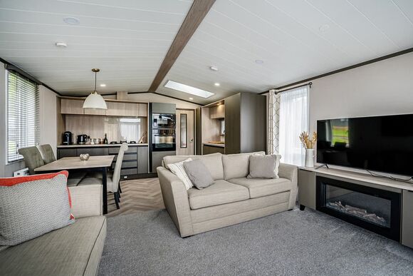 Sycamore Lodge VIP Hot Tub and Pet Friendly - The Astbury Golf and Lodge Resort, Bridgnorth