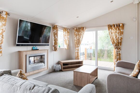 Exclusive Lakeside 8 Lodge with Hot Tub - Tattershall Lakes Country Park, Tattershall