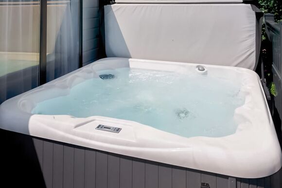 The Nest Hot Tub - Trelay Hideaway Holiday Park, Pelynt, near Looe and Polperro