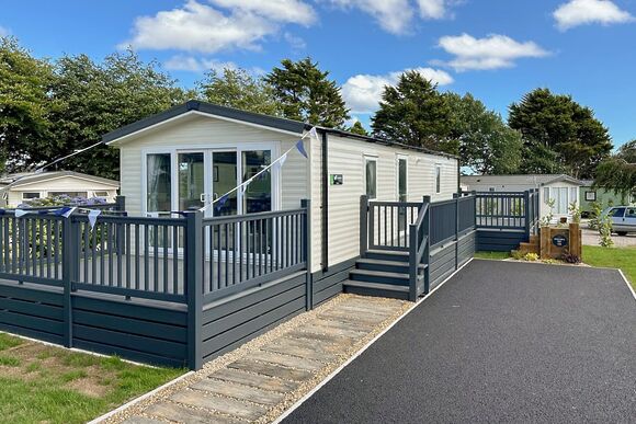 Hideaway Retreat Decking 2 bedroom Pet Friendly - Trelay Hideaway Holiday Park, Pelynt, near Looe and Polperro