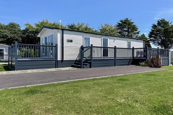 Hideaway Retreat Decking 2 bedroom Pet Friendly - Trelay Hideaway Holiday Park, Pelynt, near Looe and Polperro