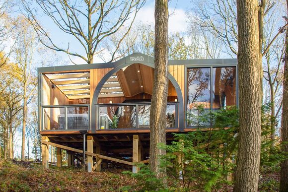 Honeysuckle Treehouse - Woodland Park Lodges, Ellesmere