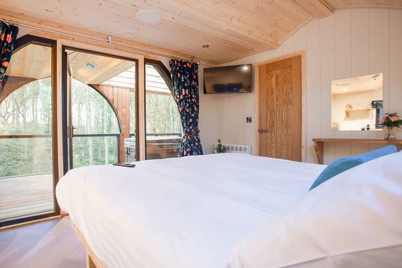 Honeysuckle Treehouse - Woodland Park Lodges, Ellesmere