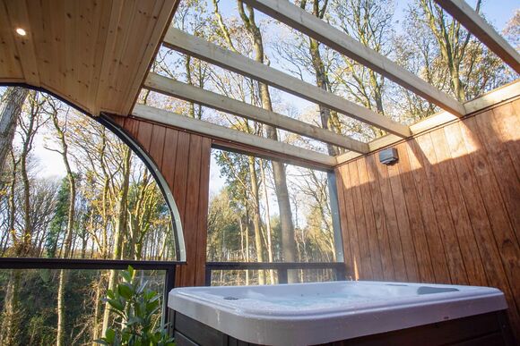 Meadowsweet Treehouse - Woodland Park Lodges, Ellesmere