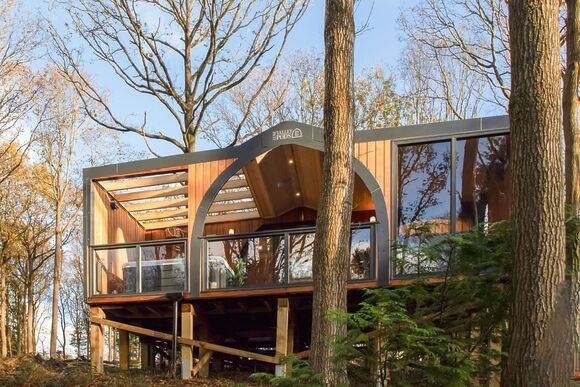 Meadowsweet Treehouse - Woodland Park Lodges, Ellesmere