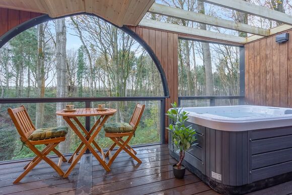 Meadowsweet Treehouse - Woodland Park Lodges, Ellesmere