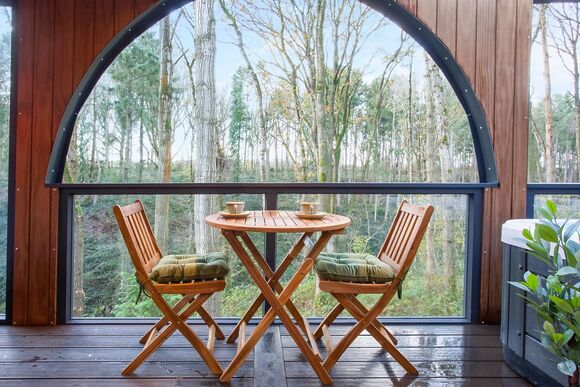 Meadowsweet Treehouse - Woodland Park Lodges, Ellesmere