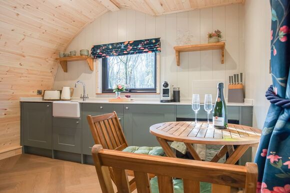 Meadowsweet Treehouse - Woodland Park Lodges, Ellesmere