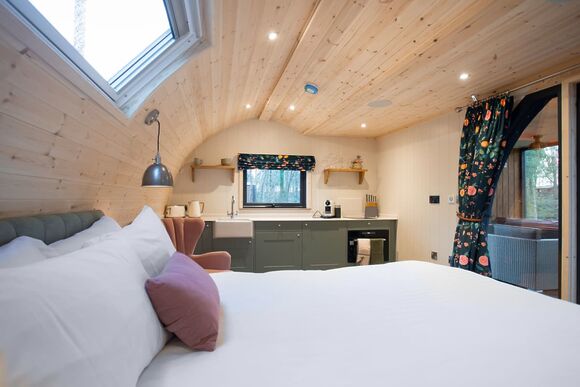 Meadowsweet Treehouse - Woodland Park Lodges, Ellesmere