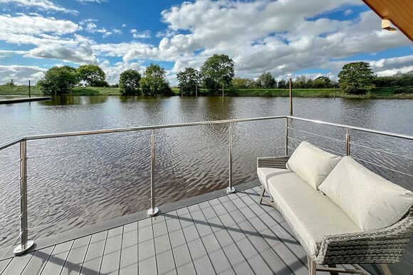 Deluxe Floating Lodge - York Marina, Naburn, York